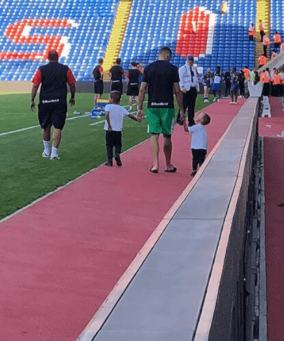 Vicente Guaita Sons With Father In Stadium